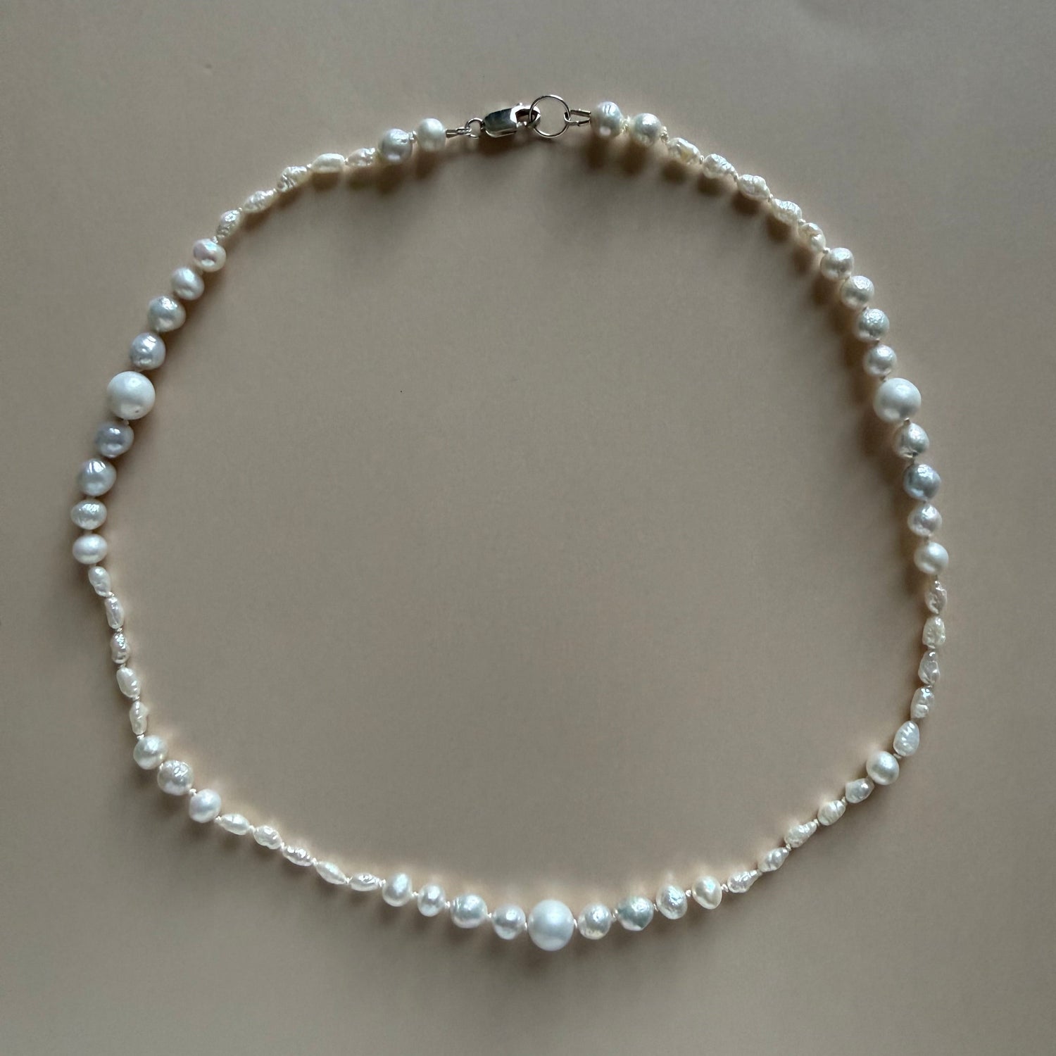 Pearl necklace on a plain background