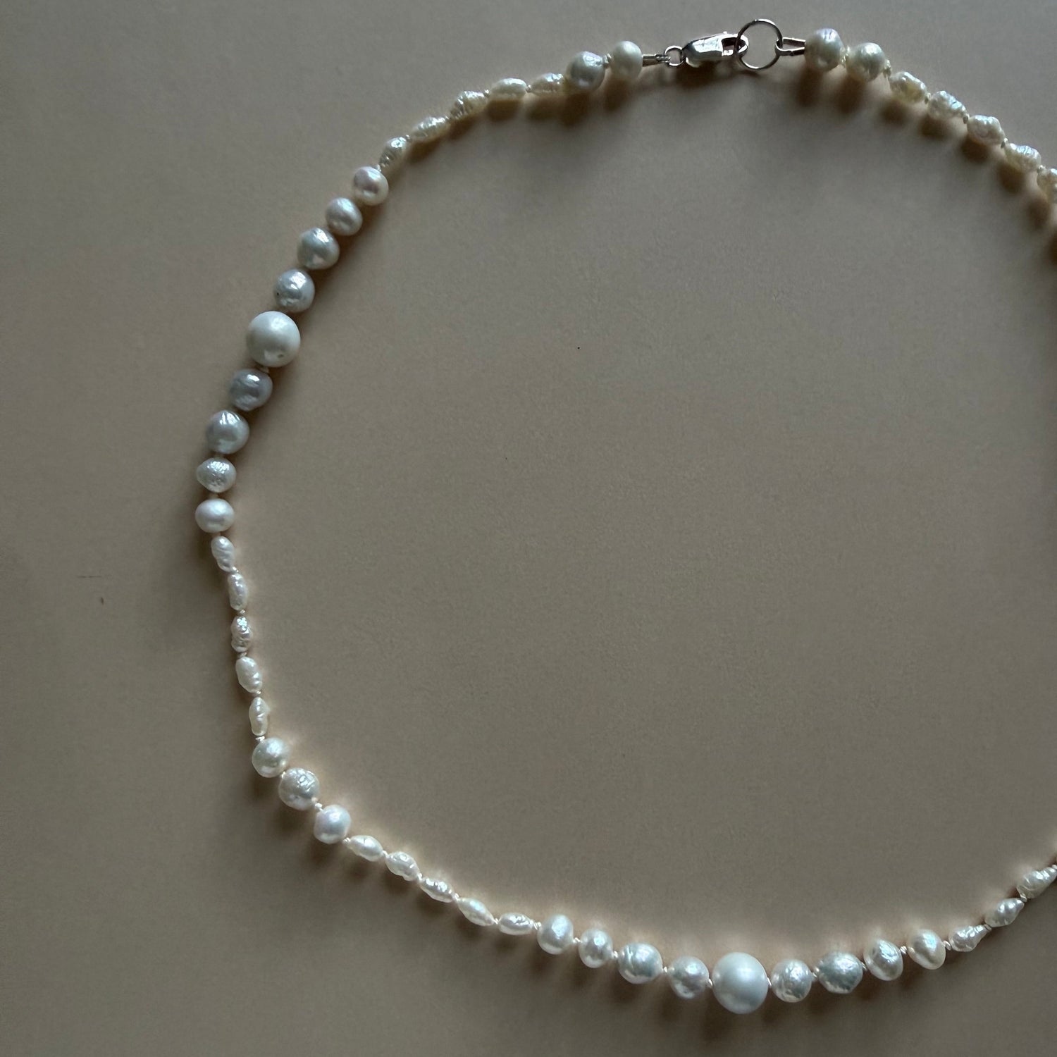 Pearl necklace on a plain background